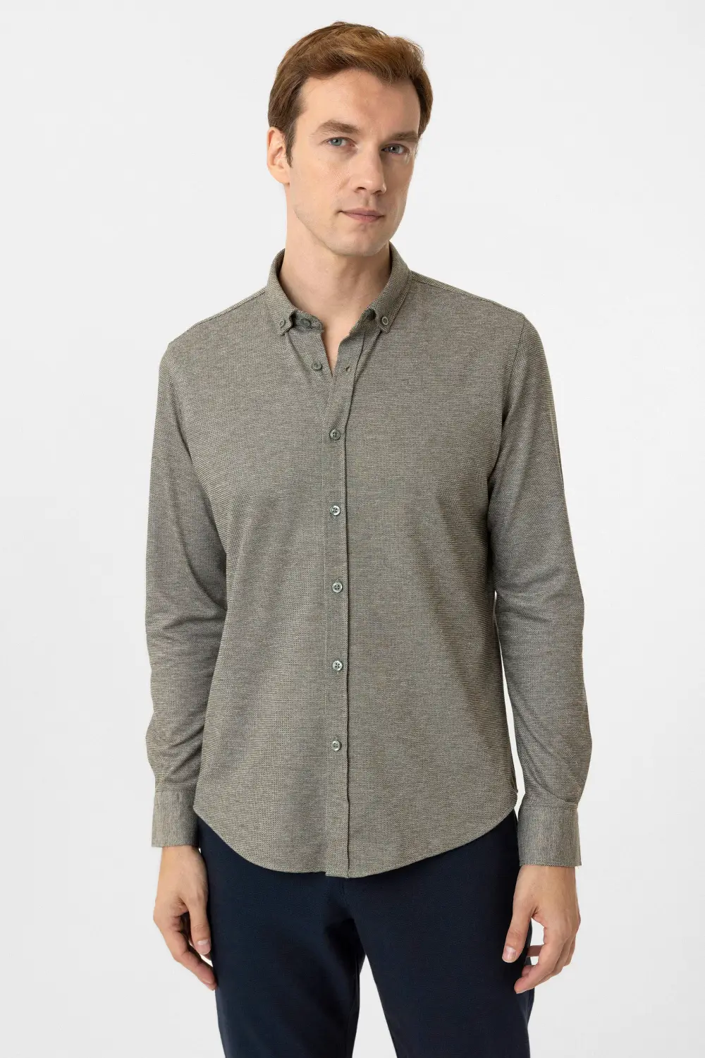 قميص بیزنِس كاجوال بقَصّة ضيّقة مزوّد بأكمام دُوَين للإسترخاء بلون إكرو ومصنوع من قماش مزيج من البوليستر والقطن والفيزر