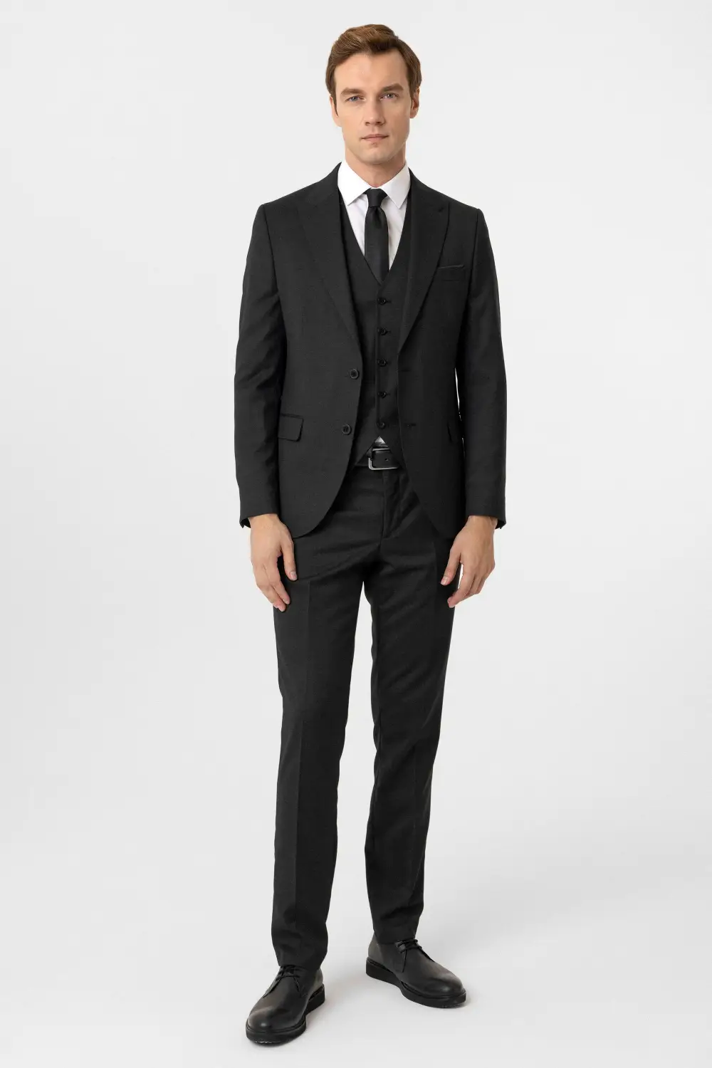 Слимфит классический костюм с жилетом, 64% полиэстер, 34% вискоза, 2% лайкра, черный, боковые карманы с клапанами, острые лацканы