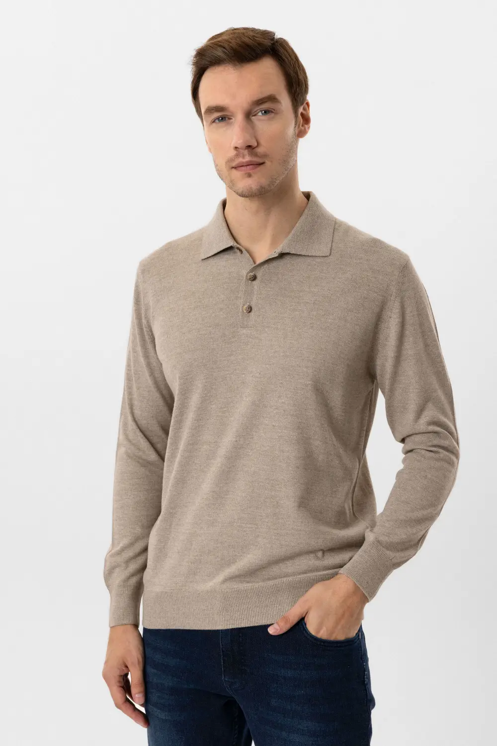 سويت شيرت بولي يكا بقصة كلاسيكية من قطن بنسبة 90% وأكريليك 10% بلون بيج متوفر بمقاسات XL وL وM