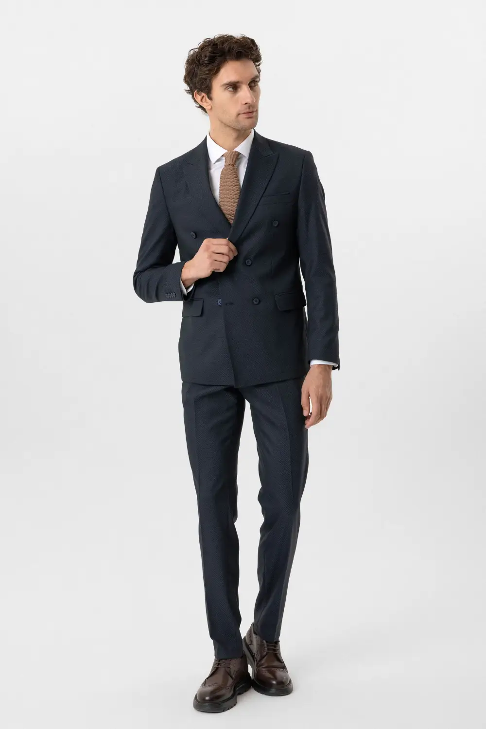 Узкий костюм с узором в цвете темно-синий, смесовый состав 64% полиэстер, 34% вискоза, 2% эластан, с клапанами и боковыми карманами