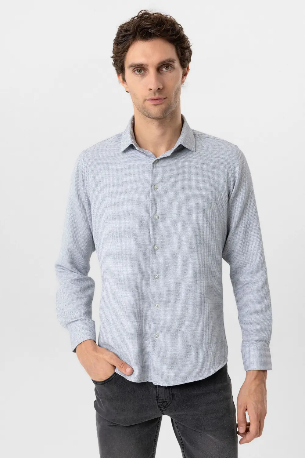 قمصان رسمية بأكمام مربعة وقصة ضيقة من قماش منسوج بعباءة كلاسيكية، مكونة من 60% قطن و40% بوليستر، متاحة بألوان رمادية وأحجام متنوعة