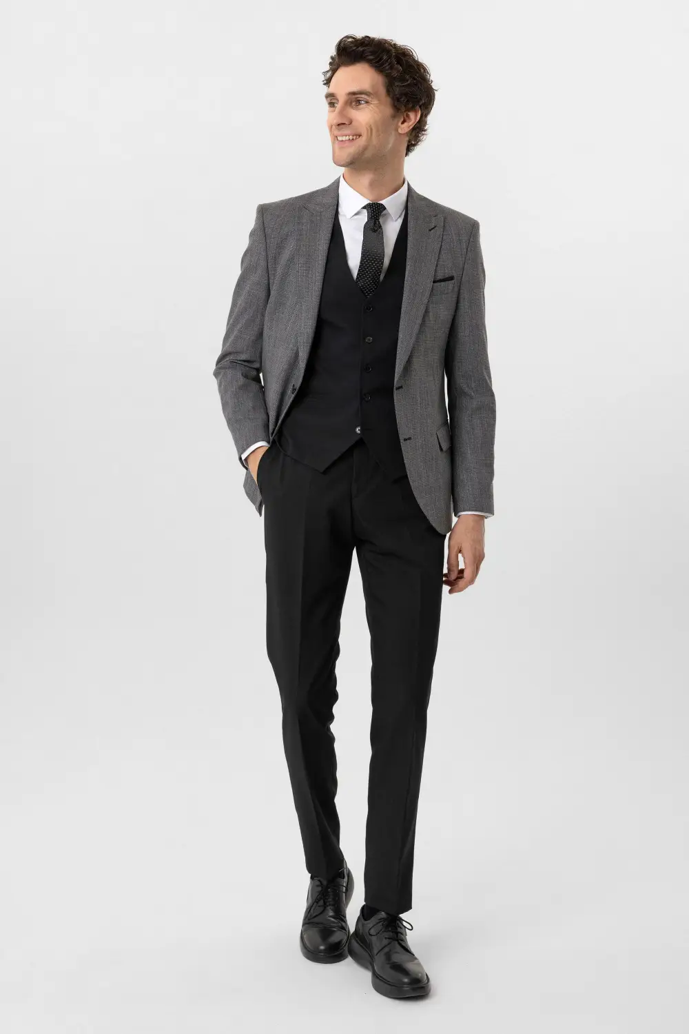 بدلة رسمية بقصة ضيقة بتصميم مخطط مع سترة، مصنوعة من 71% بوليستر و27% فيسكوز، تتوفر بأحجام مختلفة ولون أسود