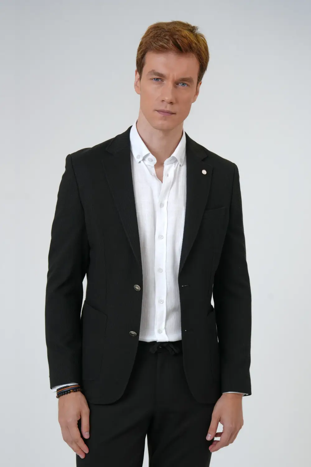 جاكيت بقصة ضيقة بتصميم عصري، مصنوع من البوليستر، بأزرار مزدوجة و جيوب جانبية، متوفر بأحجام متنوعة ولون أسود