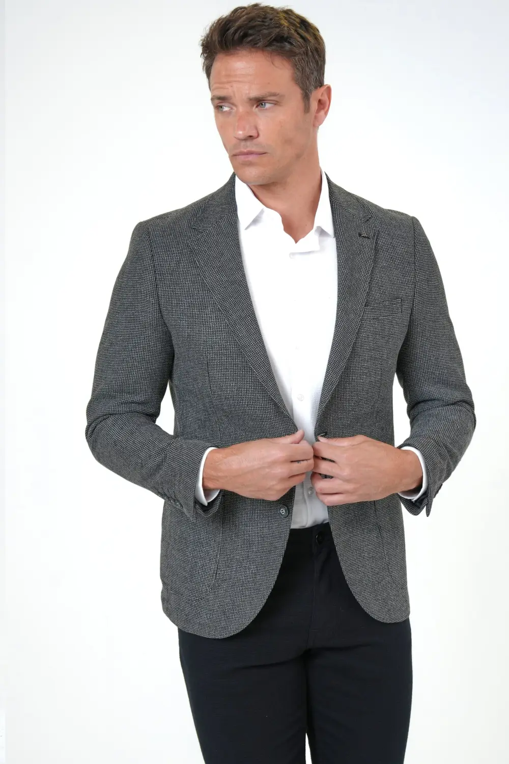 Сліма жакет з двома гудзиками, матеріал: 64% поліестер, 34% віскоза, 2% еластан, антрацитовий колір, модель з кишенями та відкритим коміром