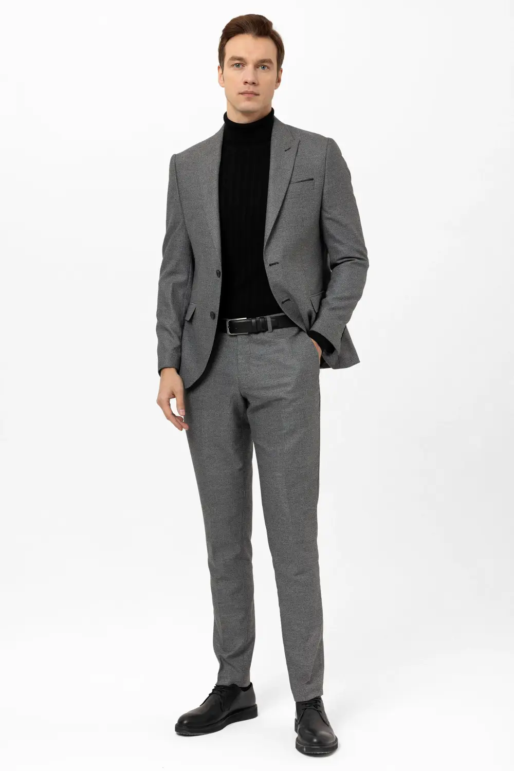 Силуэтный классический мужской костюм с двумя пуговицами и карманами, цвет серый, материалы: полиэстер, вискоза, эластан
