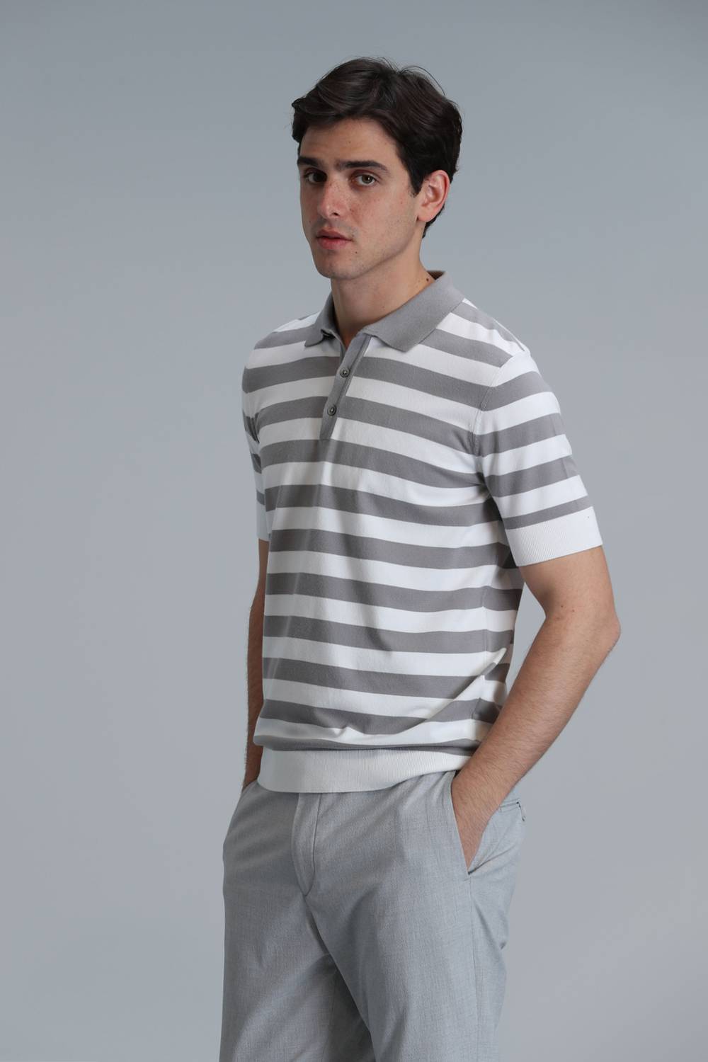 كنزة رجالية رمادية من تيرا بأحجام متنوعة