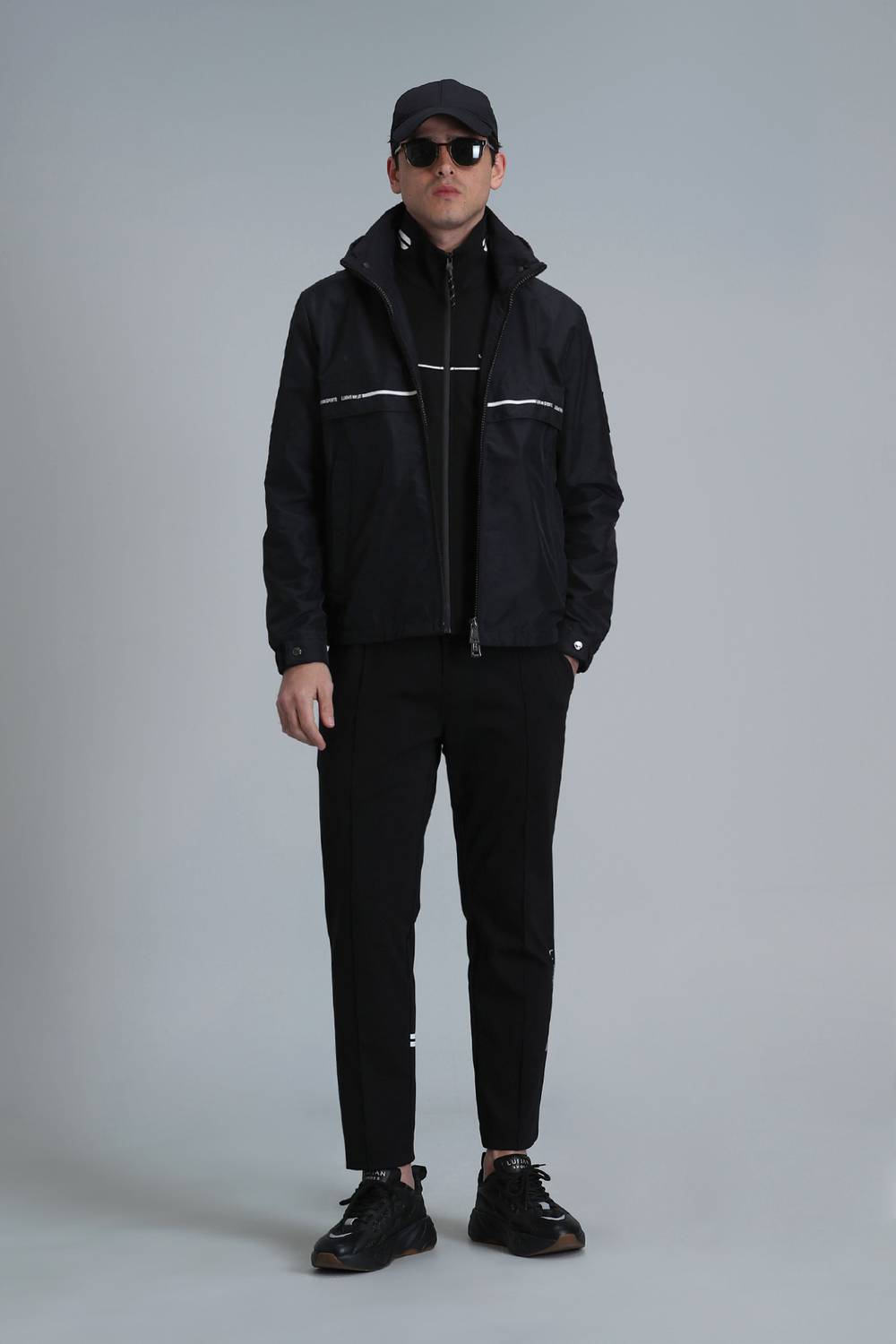 Большая черная толстовка для спортивного костюма