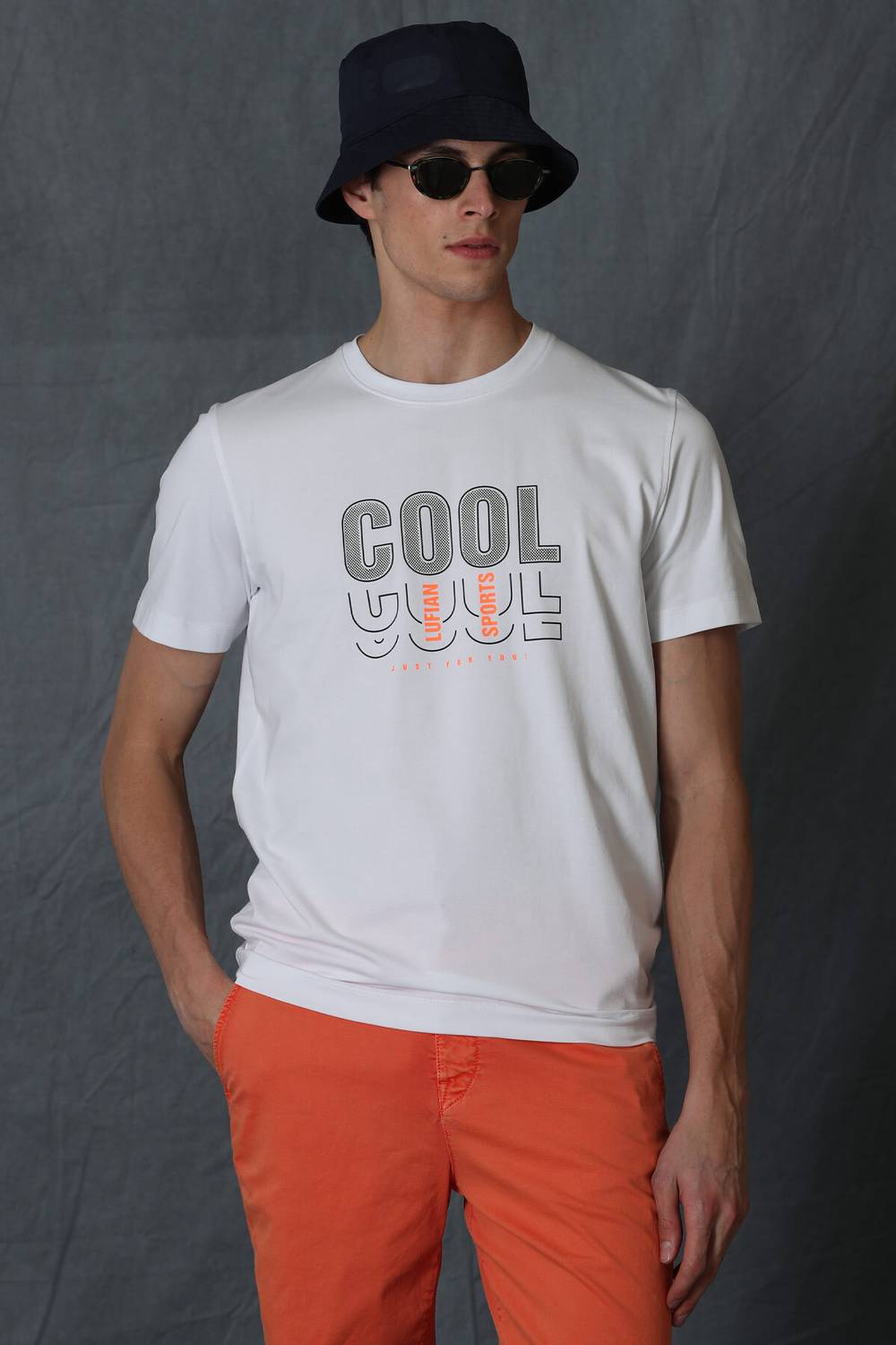 تي شيرت مايا برسومات عصرية باللون الأبيض