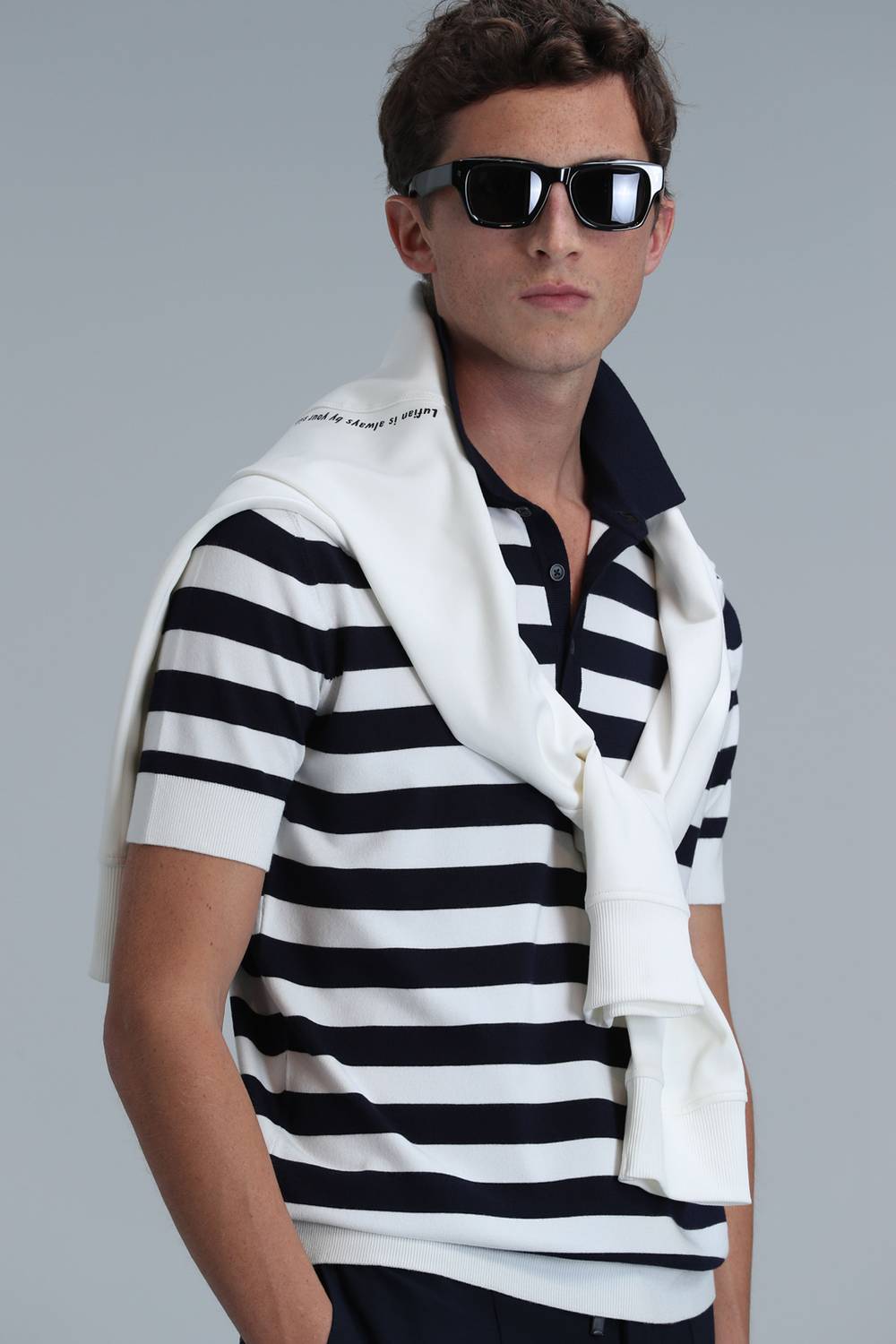 كنزة رجالية بتدرج أزرق داكن، متوفرة بمقاسات متنوعة S-4XL