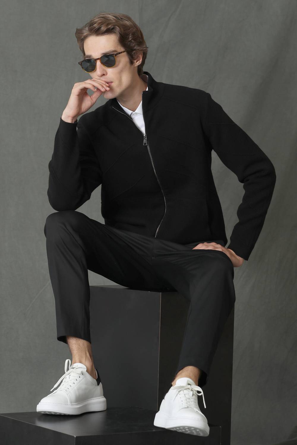 Чорна чоловіча кардиган Amir доступний в розмірах S, M, L, XXL