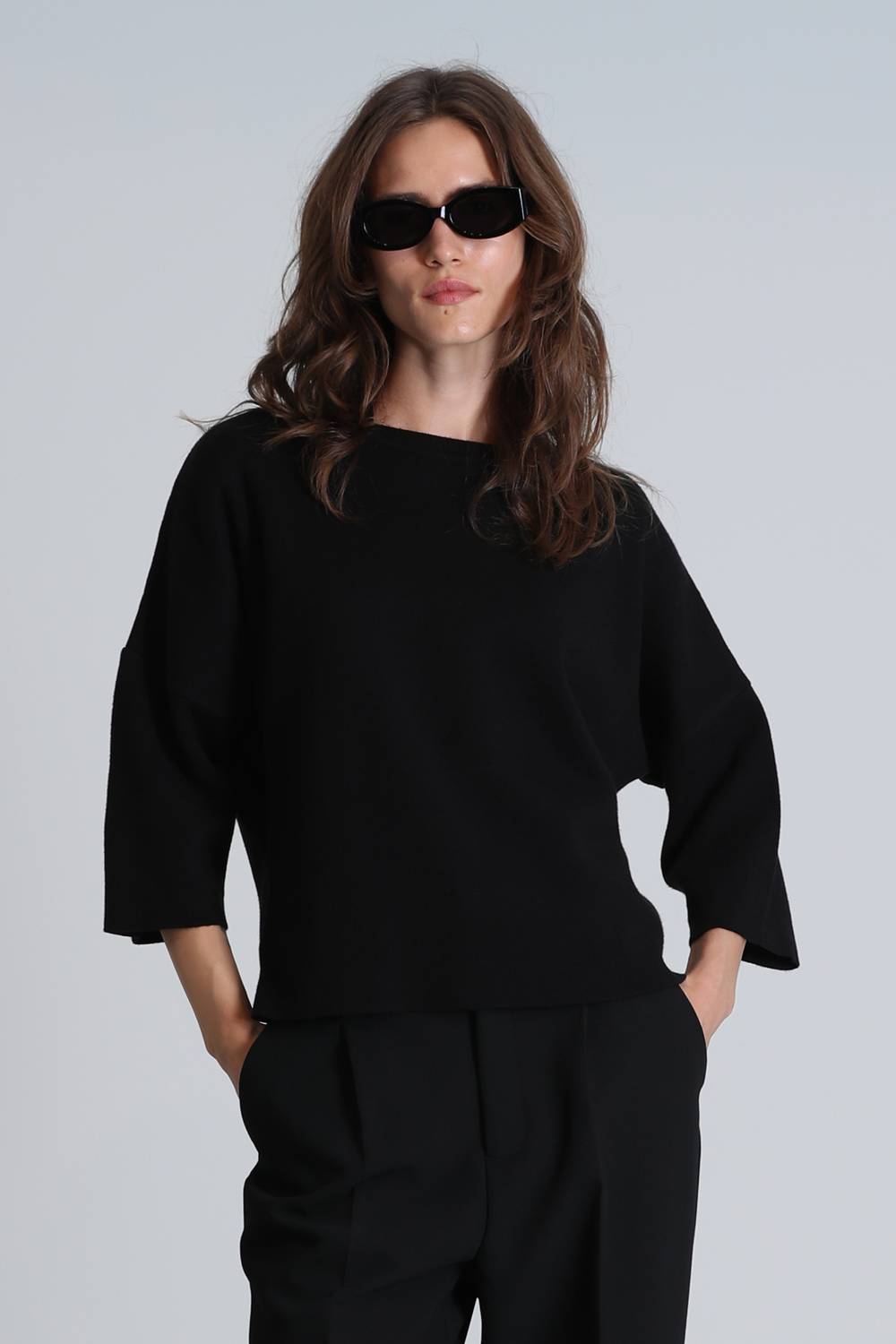 Женский черный свитер Hope, доступный в размерах S, XS, M, L