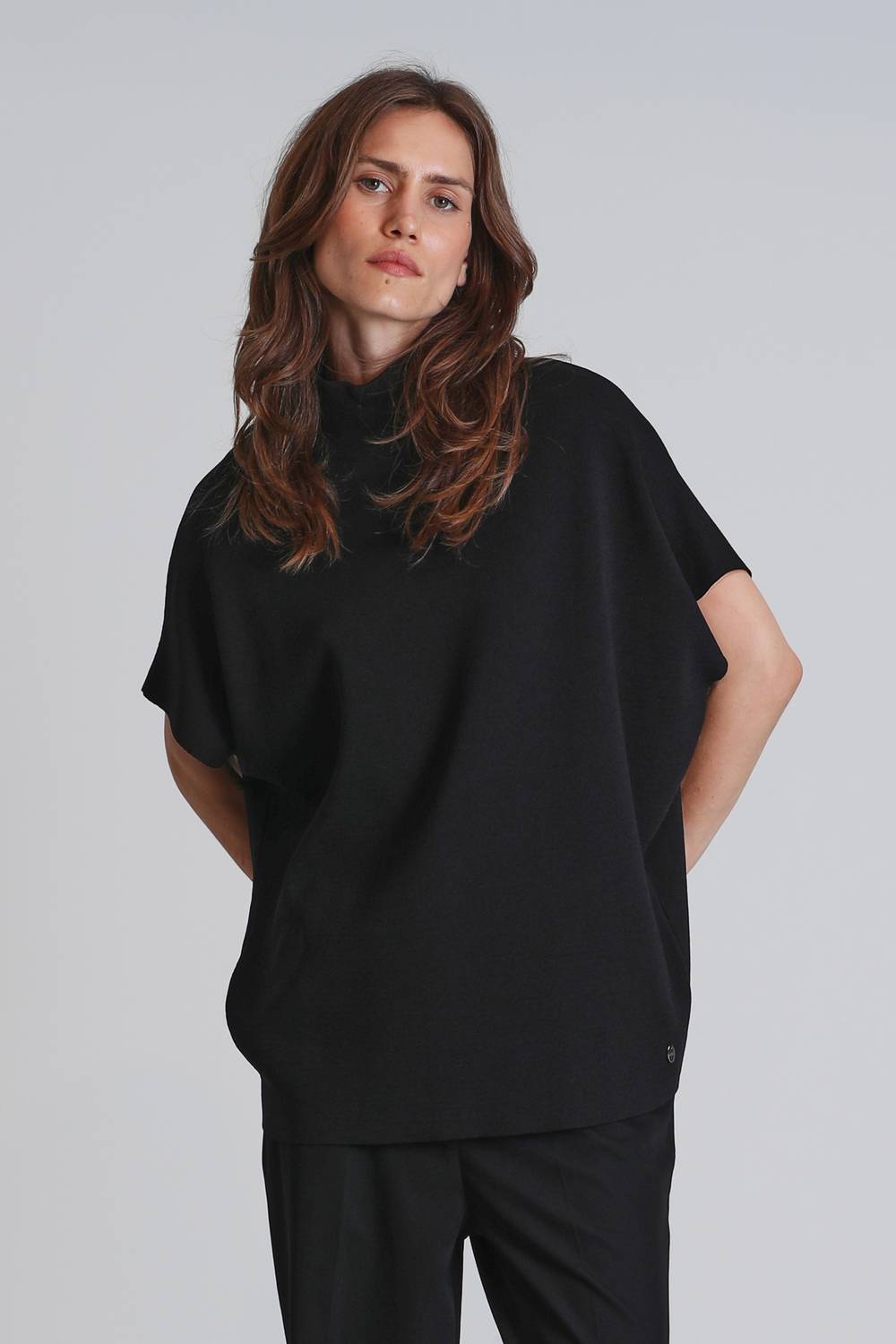 Светр Laura чорного кольору, доступний у розмірах S, XL, XS, L, M