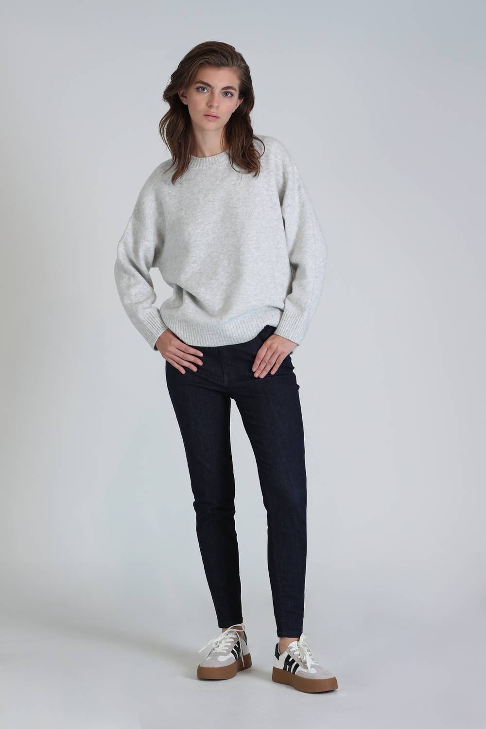 Чоловічі джинси денім темно-синього кольору, доступні в розмірах S, M, L, XL, XS