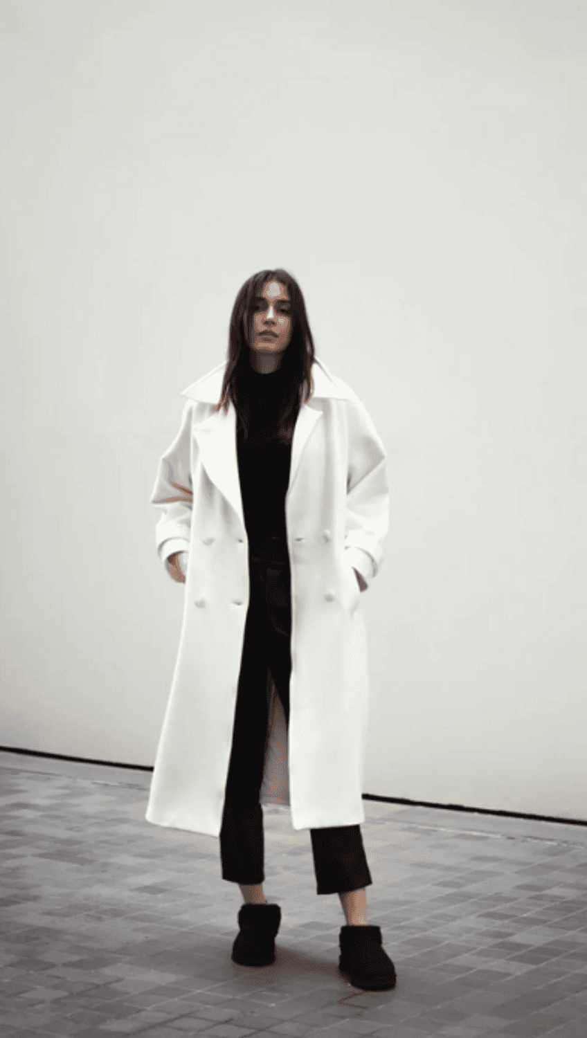 معطف أبيض كبير الحجم