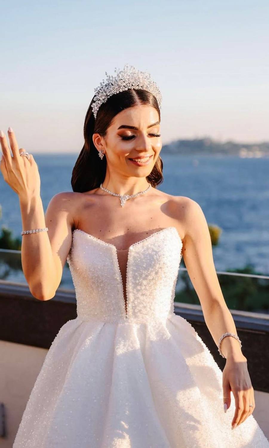 Уникальное свадебное платье с тюлем, шелком и французским кружевом, создающее неповторимый образ на ваш особенный день