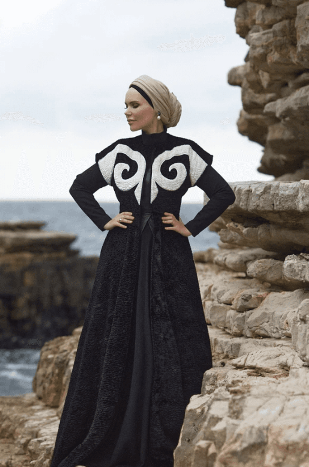 Длинная абая TOMIRIS из 100% вискозы, доступна в размерах 38, 40, 42, 44