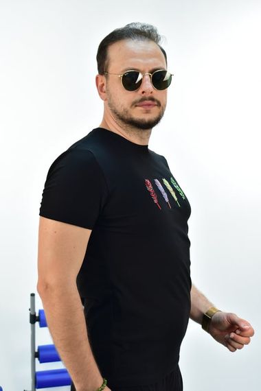 Мужская приталенная футболка из 95% хлопка с вышивкой черных листьев и круглым вырезом с короткими рукавами 571 - фото 2
