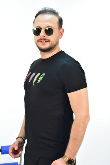 Мужская приталенная футболка из 95% хлопка с вышивкой черных листьев и круглым вырезом с короткими рукавами 571 - фото 3