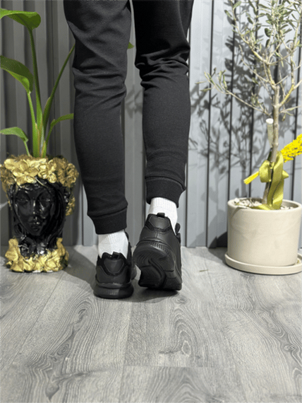 حذاء رياضي رجالي خفيف من إيسكيتك بحالة سوداء، تصميم أنوراك، يضمن راحة المشي مع كفاءة تهوية ومقاومة للتآكل والأحمال - صورة 3