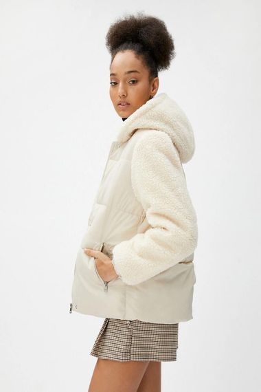 Koton Kısa Şişme Mont Deri Görünümlü Peluş Detaylı Kapüşonlu - fotoğraf 2