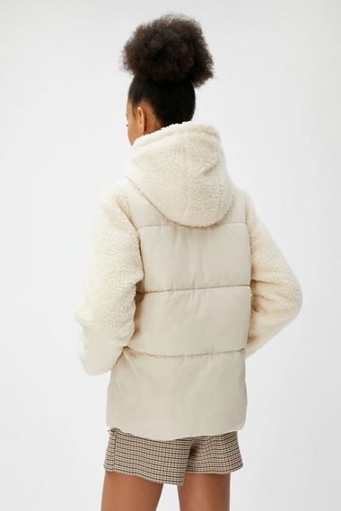 Koton Kısa Şişme Mont Deri Görünümlü Peluş Detaylı Kapüşonlu - fotoğraf 4