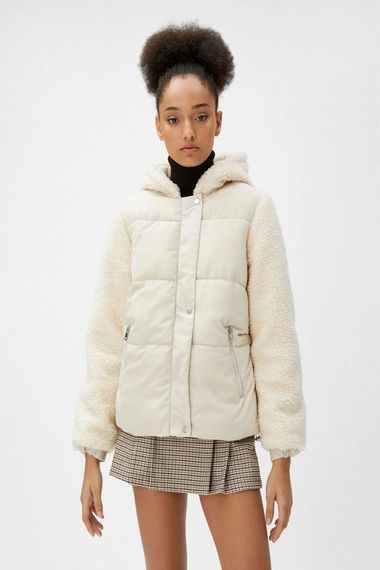 Koton Kısa Şişme Mont Deri Görünümlü Peluş Detaylı Kapüşonlu - fotoğraf 3