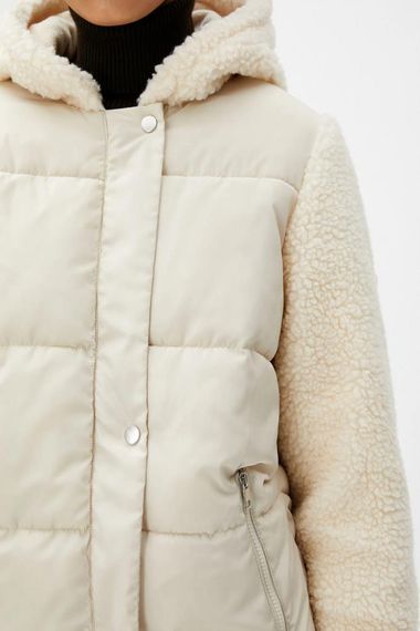 Koton Kısa Şişme Mont Deri Görünümlü Peluş Detaylı Kapüşonlu - fotoğraf 5