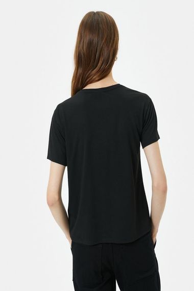 تيشيرت قصير الأكمام بياقة دائرية مزين بالترتر باللون الأسود، مثالي للأيام المزدحمة ومناسب لجميع الإطلالات - صورة 4