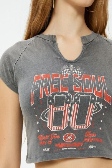 Koton Crop Baskılı Tişört Soluk Efektli V Yaka Kısa Kollu Pamuklu Slim Fit - photo 5