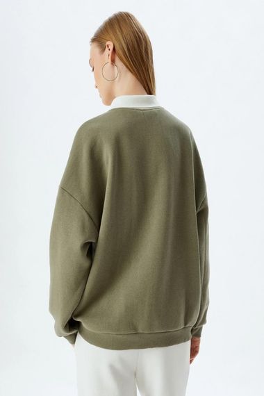 Оверсайз свитшот с поло-воротником и принтом, идеален для встреч с друзьями и спорта, цвет хаки, размеры S, L, M, XL, XS - фото 4