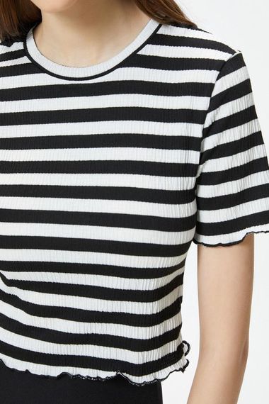 تي شيرت كوتون قصير الأكمام مضلع ورقبة دائرية من القطن - صورة 5