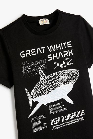 تي شيرت قطني للأولاد بأكمام قصيرة مطبوع عليه سمكة قرش من كوتون - صورة 3