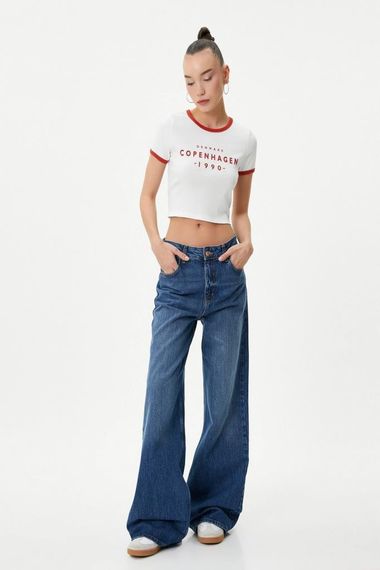 تيشيرت كوليج قصير الأكمام مصمم بتفاصيل ضيقة من القطن مع ياقة دائرية، مريح وأنيق، متوفر بالألوان العاجية ومقاسات متنوعة - صورة 2