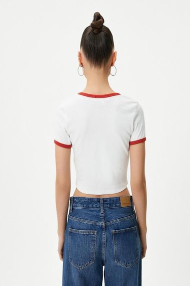 تيشيرت كوليج قصير الأكمام مصمم بتفاصيل ضيقة من القطن مع ياقة دائرية، مريح وأنيق، متوفر بالألوان العاجية ومقاسات متنوعة - صورة 4