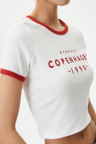 تيشيرت كوليج قصير الأكمام مصمم بتفاصيل ضيقة من القطن مع ياقة دائرية، مريح وأنيق، متوفر بالألوان العاجية ومقاسات متنوعة - صورة 5