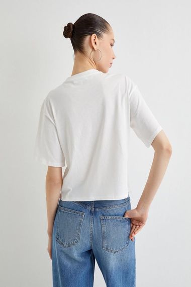 Koton Püsküllü Dantel Detaylı Tişört Kısa Kollu Bisiklet Yaka Pamuklu - fotoğraf 4