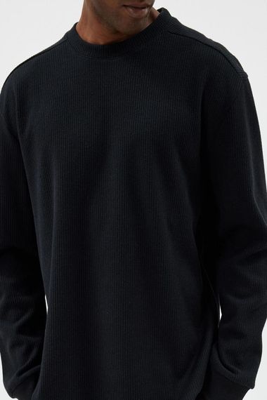 Оверсайз свитер Koton с воротом-лодочкой, текстурой, швами и составом из хлопка, идеален для любого образа - фото 5