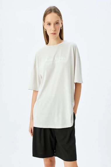 Тішерт з принтом на спині, оверсайз, короткий рукав, бежевий, 100% бавовна, ідеальний для поєднання з легінсами або спортивними штанами - фото 3