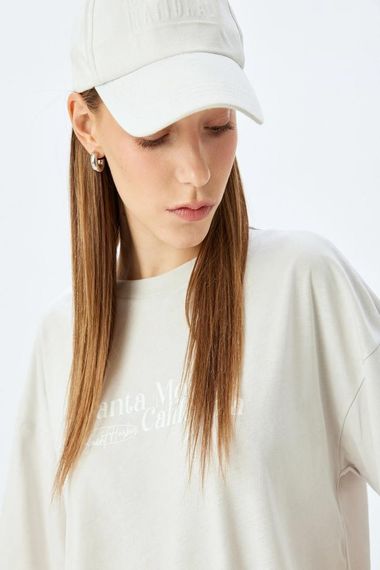 Тішерт з принтом на спині, оверсайз, короткий рукав, бежевий, 100% бавовна, ідеальний для поєднання з легінсами або спортивними штанами - фото 1