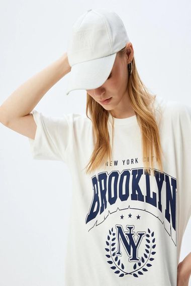 Oversize футболка з принтом коледжу, круглий виріз, короткий рукав, 100% бавовна, ідеально поєднується з легінсами або спортивними штанами - фото 1
