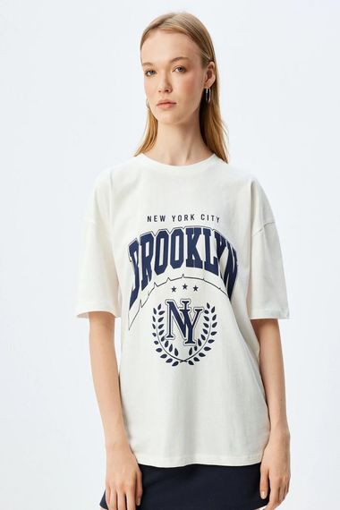 Oversize футболка з принтом коледжу, круглий виріз, короткий рукав, 100% бавовна, ідеально поєднується з легінсами або спортивними штанами - фото 3