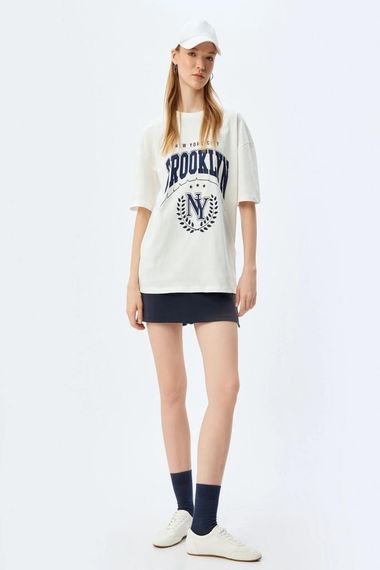 Oversize футболка з принтом коледжу, круглий виріз, короткий рукав, 100% бавовна, ідеально поєднується з легінсами або спортивними штанами - фото 2