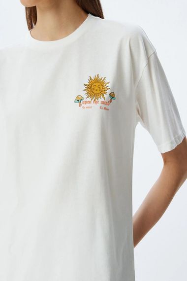 Koton Oversize Arkası Mistik Baskılı Bisiklet Yaka Kısa Kollu Tişört - صورة 5