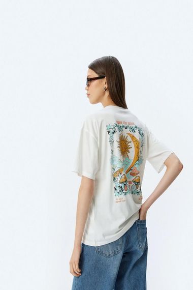 Koton Oversize Arkası Mistik Baskılı Bisiklet Yaka Kısa Kollu Tişört - صورة 1