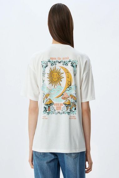 Koton Oversize Arkası Mistik Baskılı Bisiklet Yaka Kısa Kollu Tişört - صورة 4