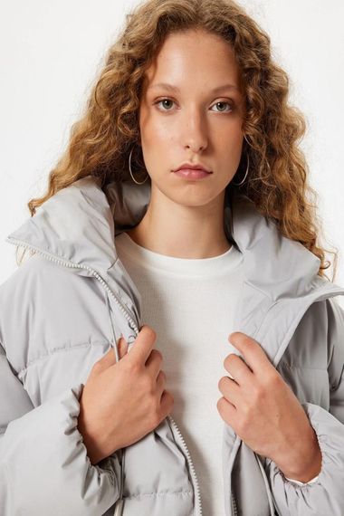 Koton Oversize Şişme Mont Dik Yaka Fermuarlı Cep Detaylı Çıtçıt Düğmeli - fotoğraf 1