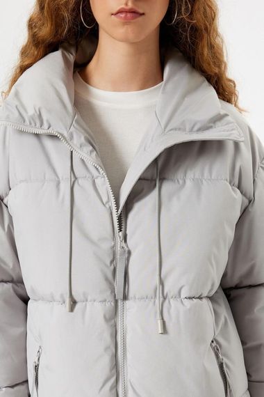 Koton Oversize Şişme Mont Dik Yaka Fermuarlı Cep Detaylı Çıtçıt Düğmeli - fotoğraf 5