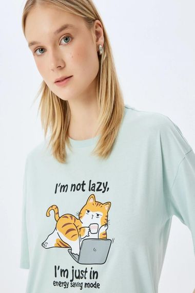 Футболка Koton з принтом кота, круглим вирізом та коротким рукавом, стильний та комфортний вибір для повсякденного носіння - фото 2