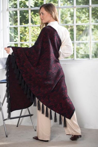 Жіноча бордова червона плетена шаль на плечі з китицями - фото 3