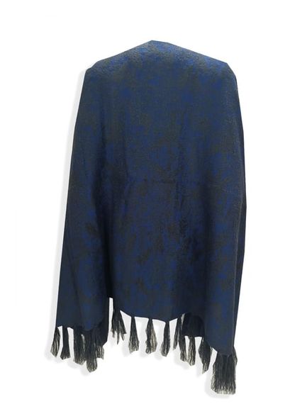 Жіноча темно-синя плетена шаль на плечі з китицями - фото 3
